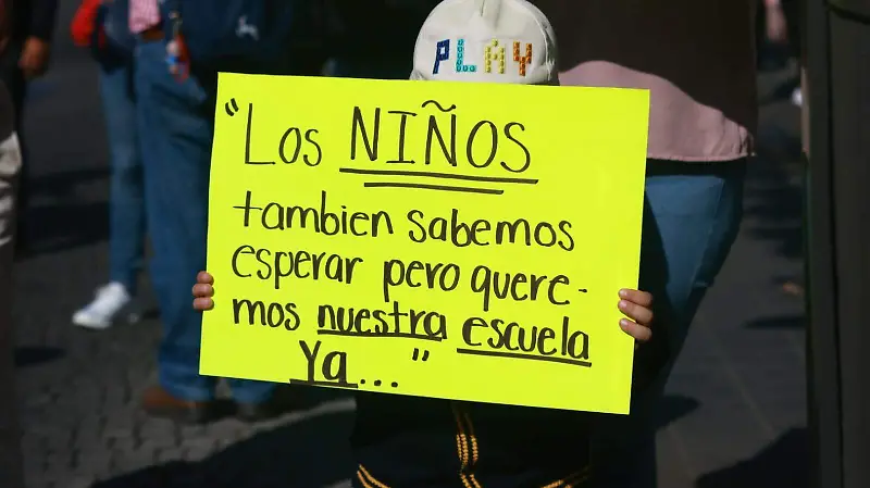 Padres bloquean calle Clavijero en Xalapa